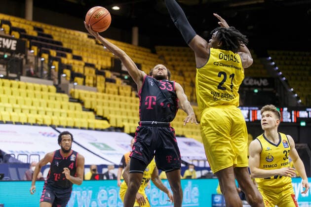Oldenburg, Niedersachsen, DEU, 30.01.2022, Parker Jackson-Cartwright (Mitte, Telekom Baskets Bonn), Tai Odiase (EWE Baskets Oldenburg) und Bennet Hundt (rechts, EWE Baskets Oldenburg). EWE Baskets Oldenburg vs. Telekom Baskets Bonn. 1. Basketball-Bundesliga Saison 2021 2022, 19. Spieltag, Grosse EWE Arena. EWE Baskets Oldenburg vs. Telekom Baskets Bonn