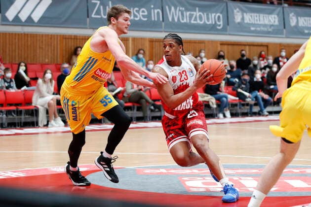 30.01.2022, Hautrunde 2021 22, 19. Spieltag, s.Oliver Wuerzburg vs. ALBA Berlin, easyCredit BBL, 19. Spieltag, GER, Wuerzburg, tectake-ARENA, Bild: v.li. Ben Lammers (ALBA BERLIN) gegen Desi Rodriguez (s.Oliver Wuerzburg) Copyright: HMBxMedia xHeikoxBecker