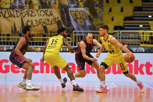 GER, Basketball,easy Credit-BBL, EWE Baskets Oldenburg vs Telekom Baskets Bonn 30.01.2022, EWE Arena, Oldenburg, GER, easy Credit-BBL, EWE Baskets Oldenburg vs Telekom Baskets Bonn , im Bild Michal MICHALAK ( EWE Baskets Oldenburg 20 ) Karsten TADDA ( Telekom Baskets Bonn 9 ) Cameron CLARK ( EWE Baskets Oldenburg 15 )