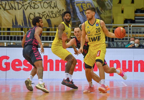GER, Basketball,easy Credit-BBL, EWE Baskets Oldenburg vs Telekom Baskets Bonn 30.01.2022, EWE Arena, Oldenburg, GER, easy Credit-BBL, EWE Baskets Oldenburg vs Telekom Baskets Bonn , im Bild Michal MICHALAK ( EWE Baskets Oldenburg 20 ) Karsten TADDA ( Telekom Baskets Bonn 9 ) Cameron CLARK ( EWE Baskets Oldenburg 15 )