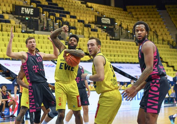 GER, Basketball,easy Credit-BBL, EWE Baskets Oldenburg vs Telekom Baskets Bonn 30.01.2022, EWE Arena, Oldenburg, GER, easy Credit-BBL, EWE Baskets Oldenburg vs Telekom Baskets Bonn , im Bild Cameron CLARK ( EWE Baskets Oldenburg 15 ) Saulius KULVIETIS ( Telekom Baskets Bonn 10 ) Max HEIDEGGER ( EWE Baskets Oldenburg 3 ) Justin GORHAM ( Telekom Baskets Bonn 4 )