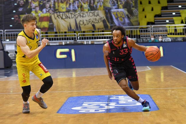 GER, Basketball,easy Credit-BBL, EWE Baskets Oldenburg vs Telekom Baskets Bonn 30.01.2022, EWE Arena, Oldenburg, GER, easy Credit-BBL, EWE Baskets Oldenburg vs Telekom Baskets Bonn , im Bild Parker JACKSON-CARTWRIGHT ( Telekom Baskets Bonn 33 Bennet HUNDT ( EWE Baskets Oldenburg 33 )