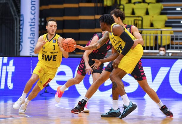 GER, Basketball,easy Credit-BBL, EWE Baskets Oldenburg vs Telekom Baskets Bonn 30.01.2022, EWE Arena, Oldenburg, GER, easy Credit-BBL, EWE Baskets Oldenburg vs Telekom Baskets Bonn , im Bild Max HEIDEGGER ( EWE Baskets Oldenburg 3 ) Tai ODIASE ( EWE Baskets Oldenburg 21 ) Michael KESSENS ( Telekom Baskets Bonn 6 )