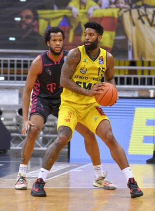 GER, Basketball,easy Credit-BBL, EWE Baskets Oldenburg vs Telekom Baskets Bonn 30.01.2022, EWE Arena, Oldenburg, GER, easy Credit-BBL, EWE Baskets Oldenburg vs Telekom Baskets Bonn , im Bild Cameron CLARK ( EWE Baskets Oldenburg 15 ) Justin GORHAM ( Telekom Baskets Bonn 4 )