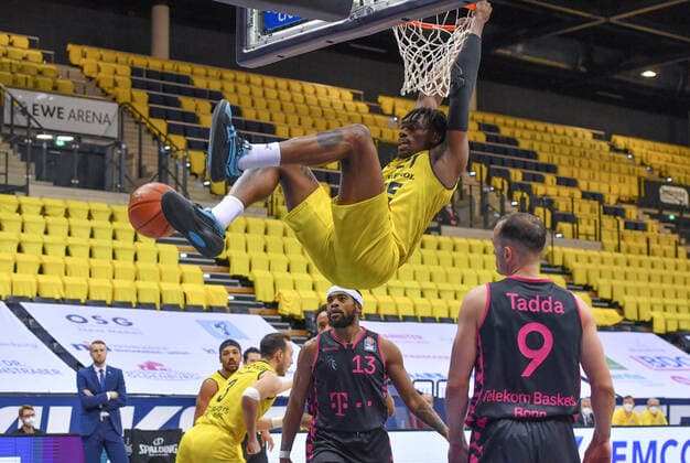 GER, Basketball,easy Credit-BBL, EWE Baskets Oldenburg vs Telekom Baskets Bonn 30.01.2022, EWE Arena, Oldenburg, GER, easy Credit-BBL, EWE Baskets Oldenburg vs Telekom Baskets Bonn , im Bild ein Highlight im Spiel ist zu wenig Tai ODIASE ( EWE Baskets Oldenburg 21 )
