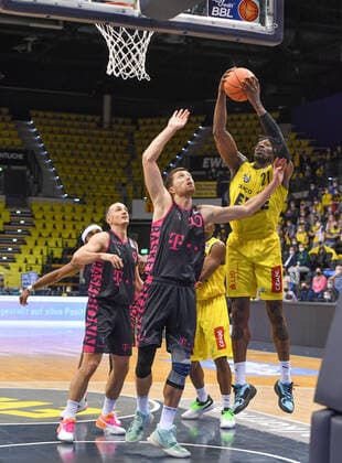 GER, Basketball,easy Credit-BBL, EWE Baskets Oldenburg vs Telekom Baskets Bonn 30.01.2022, EWE Arena, Oldenburg, GER, easy Credit-BBL, EWE Baskets Oldenburg vs Telekom Baskets Bonn , im Bild Tai ODIASE ( EWE Baskets Oldenburg 21 )Saulius KULVIETIS ( Telekom Baskets Bonn 10 ) Karsten TADDA ( Telekom Baskets Bonn 9 )