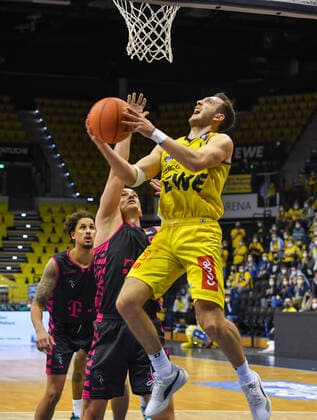 GER, Basketball,easy Credit-BBL, EWE Baskets Oldenburg vs Telekom Baskets Bonn 30.01.2022, EWE Arena, Oldenburg, GER, easy Credit-BBL, EWE Baskets Oldenburg vs Telekom Baskets Bonn , im Bild Max HEIDEGGER ( EWE Baskets Oldenburg 3 ) Karsten TADDA ( Telekom Baskets Bonn 9 )
