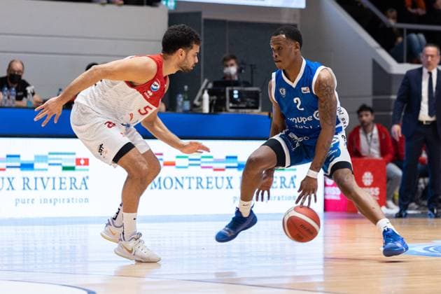 30.01.2022, Montreux, Salle du Pierrier, Semifinal SBL Cup Men: Spinelli Massagno - Fribourg Olympic, 2 Davonta Jordan (Fribourg) face Ã 5 Alexander Martino (Massagno) Montreux Salle du Pierrier Vaud Switzerland  Copyright: xJustPictures.ch SirianexDavetx