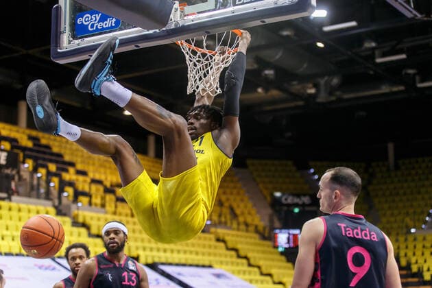 Oldenburg, Niedersachsen, DEU, 30.01.2022, Tai Odiase (EWE Baskets Oldenburg) stopft den Ball in den Korb. EWE Baskets Oldenburg vs. Telekom Baskets Bonn. 1. Basketball-Bundesliga Saison 2021 2022, 19. Spieltag, Grosse EWE Arena. EWE Baskets Oldenburg vs. Telekom Baskets Bonn