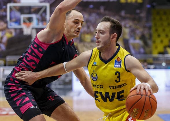 Oldenburg, Niedersachsen, DEU, 30.01.2022, Max Heidegger (rechts, EWE Baskets Oldenburg) und Karsten Tadda (links, Telekom Baskets Bonn). EWE Baskets Oldenburg vs. Telekom Baskets Bonn. 1. Basketball-Bundesliga Saison 2021 2022, 19. Spieltag, Grosse EWE Arena. EWE Baskets Oldenburg vs. Telekom Baskets Bonn