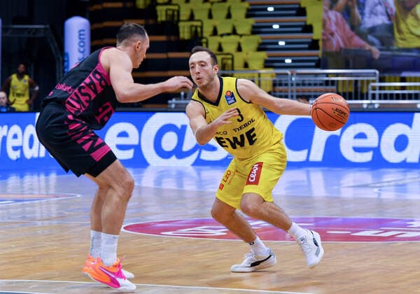 GER, Basketball,easy Credit-BBL, EWE Baskets Oldenburg vs Telekom Baskets Bonn 30.01.2022, EWE Arena, Oldenburg, GER, easy Credit-BBL, EWE Baskets Oldenburg vs Telekom Baskets Bonn , im Bild Max HEIDEGGER ( EWE Baskets Oldenburg 3 ) Karsten TADDA ( Telekom Baskets Bonn 9 )