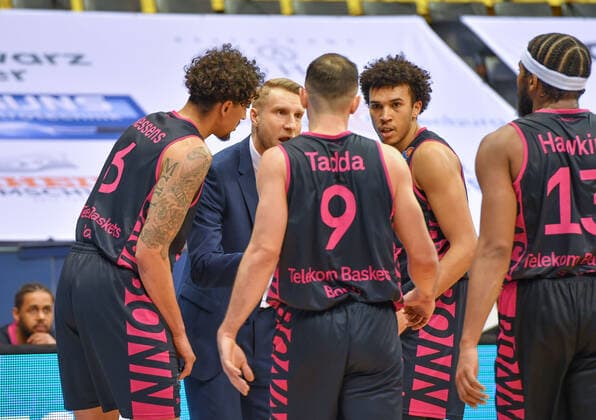 GER, Basketball,easy Credit-BBL, EWE Baskets Oldenburg vs Telekom Baskets Bonn 30.01.2022, EWE Arena, Oldenburg, GER, easy Credit-BBL, EWE Baskets Oldenburg vs Telekom Baskets Bonn , im Bild am Rande der Bande Tuomas IISALO ( Telekom Baskets Bonn Headcoach ) Michael KESSENS ( Telekom Baskets Bonn 6 ) Karsten TADDA ( Telekom Baskets Bonn 9 ) Tyson WARD ( Telekom Baskets Bonn 3 ) Javontae HAWKINS ( Telekom Baskets Bonn 13 )