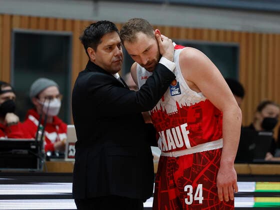 30.01.2022, Basketball, BBL, Hauptrunde, s.Oliver Wuerzburg - Alba Berlin, GER, Wuerzburg, tectake-Arena Bild v, li.: Headcoach Sasa Filipovski (s.Oliver Wuerzburg) und Felix Hoffmann (s.Oliver Wuerzburg) Copyright: HMBxMedia xHeikoxBecker