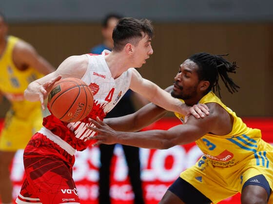 30.01.2022, Basketball, BBL, Hauptrunde, s.Oliver Wuerzburg - Alba Berlin, GER, Wuerzburg, tectake-Arena Bild v, li.: Julius Boehmer (s.Oliver Wuerzburg) und Jaleen Smith (ALBA BERLIN) Copyright: HMBxMedia xHeikoxBecker