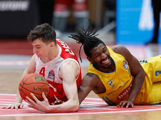30.01.2022, Basketball, BBL, Hauptrunde, s.Oliver Wuerzburg - Alba Berlin, GER, Wuerzburg, tectake-Arena Bild v, li.: Julius Boehmer (s.Oliver Wuerzburg) und Jaleen Smith (ALBA BERLIN) Copyright: HMBxMedia xHeikoxBecker