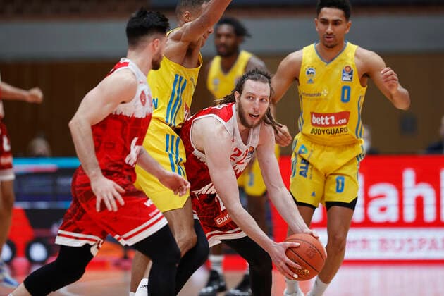 30.01.2022, Basketball, BBL, Hauptrunde, s.Oliver Wuerzburg - Alba Berlin, GER, Wuerzburg, tectake-Arena Bild v, li.: Luciano Parodi (s.Oliver Wuerzburg), Louis Olinde (ALBA BERLIN), Craig Moller (s.Oliver Wuerzburg) und Maodo Lo (ALBA BERLIN) Copyright: HMBxMedia xHeikoxBecker