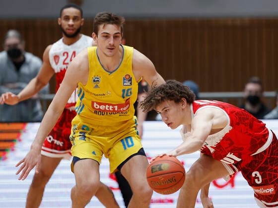 30.01.2022, Basketball, BBL, Hauptrunde, s.Oliver Wuerzburg - Alba Berlin, GER, Wuerzburg, tectake-Arena Bild v, li.: Cameron Hunt (s.Oliver Wuerzburg), Tim Schneider (ALBA BERLIN) und Yulian Ramirez Montero (s.Oliver Wuerzburg) Copyright: HMBxMedia xHeikoxBecker