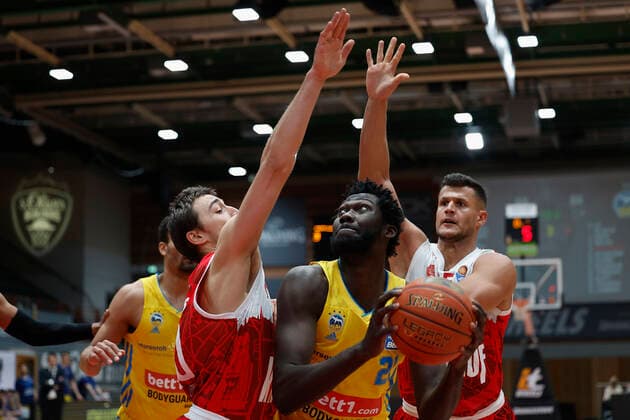 30.01.2022, Basketball, BBL, Hauptrunde, s.Oliver Wuerzburg - Alba Berlin, GER, Wuerzburg, tectake-Arena Bild v, li.: Julian Albus (s.Oliver Wuerzburg), Christ Koumadje (ALBA BERLIN) und Filip Stanic (s.Oliver Wuerzburg) Copyright: HMBxMedia xHeikoxBecker