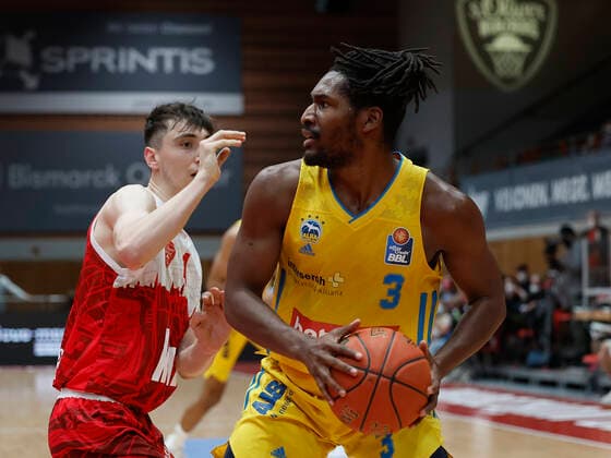 30.01.2022, Basketball, BBL, Hauptrunde, s.Oliver Wuerzburg - Alba Berlin, GER, Wuerzburg, tectake-Arena Bild v, li.: Julius Boehmer (s.Oliver Wuerzburg) und Jaleen Smith (ALBA BERLIN) Copyright: HMBxMedia xHeikoxBecker