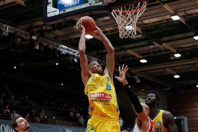 30.01.2022, Basketball, BBL, Hauptrunde, s.Oliver Wuerzburg - Alba Berlin, GER, Wuerzburg, tectake-Arena Bild v, li.: Louis Olinde (ALBA BERLIN), Alex King (s.Oliver Wuerzburg) und Christ Koumadje (ALBA BERLIN) Copyright: HMBxMedia xHeikoxBecker
