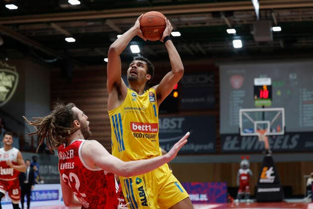 30.01.2022, Basketball, BBL, Hauptrunde, s.Oliver Wuerzburg - Alba Berlin, GER, Wuerzburg, tectake-Arena Bild v, li.: Craig Moller (s.Oliver Wuerzburg) und Oscar Da Silva (ALBA BERLIN) Copyright: HMBxMedia xHeikoxBecker
