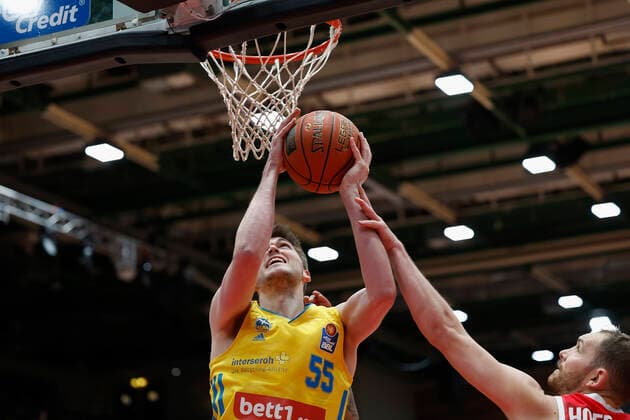 30.01.2022, Basketball, BBL, Hauptrunde, s.Oliver Wuerzburg - Alba Berlin, GER, Wuerzburg, tectake-Arena Bild v, li.: Ben Lammers (ALBA BERLIN) und Felix Hoffmann (s.Oliver Wuerzburg) Copyright: HMBxMedia xHeikoxBecker