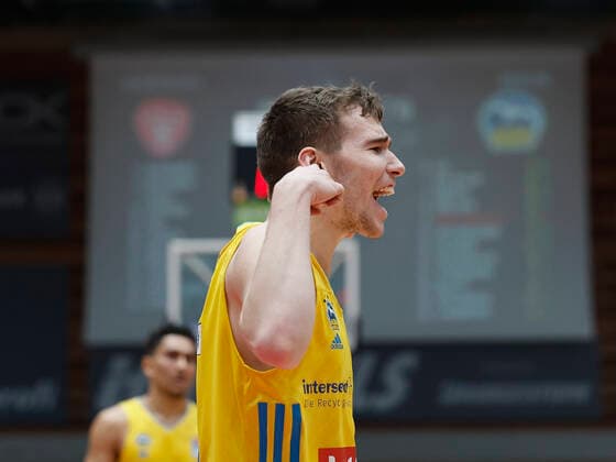 30.01.2022, Basketball, BBL, Hauptrunde, s.Oliver Wuerzburg - Alba Berlin, GER, Wuerzburg, tectake-Arena Bild v, li.: Jubel Malte Delow (ALBA BERLIN) Copyright: HMBxMedia xHeikoxBecker
