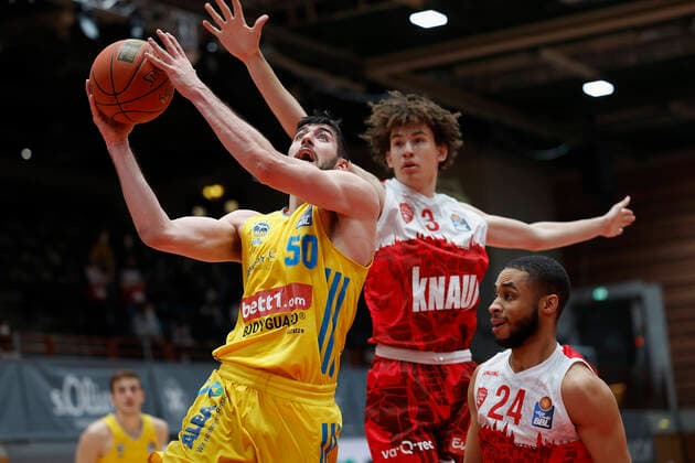 30.01.2022, Basketball, BBL, Hauptrunde, s.Oliver Wuerzburg - Alba Berlin, GER, Wuerzburg, tectake-Arena Bild v, li.: Yovel Zoosman (ALBA BERLIN), Yulian Ramirez Montero (s.Oliver Wuerzburg) und Cameron Hunt (s.Oliver Wuerzburg) Copyright: HMBxMedia xHeikoxBecker