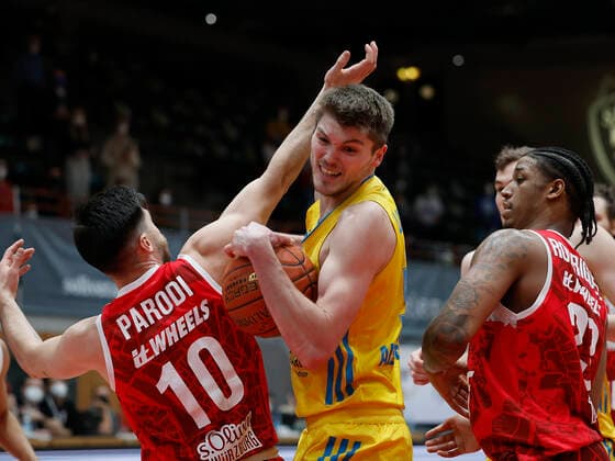 30.01.2022, Basketball, BBL, Hauptrunde, s.Oliver Wuerzburg - Alba Berlin, GER, Wuerzburg, tectake-Arena Bild v, li.: Luciano Parodi (s.Oliver Wuerzburg), Ben Lammers (ALBA BERLIN) und Desi Rodriguez (s.Oliver Wuerzburg) Copyright: HMBxMedia xHeikoxBecker