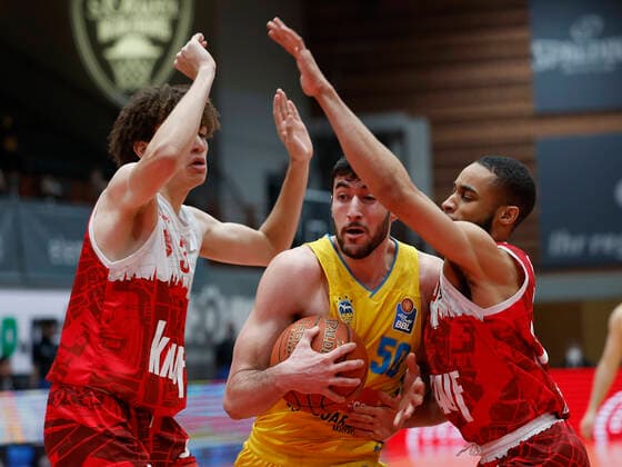 30.01.2022, Basketball, BBL, Hauptrunde, s.Oliver Wuerzburg - Alba Berlin, GER, Wuerzburg, tectake-Arena Bild v, li.: Yulian Ramirez Montero (s.Oliver Wuerzburg), Yovel Zoosman (ALBA BERLIN) und Cameron Hunt (s.Oliver Wuerzburg) Copyright: HMBxMedia xHeikoxBecker