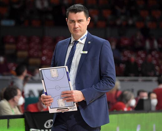 30.01.2022, xemx, Basketball BBL Bundesliga, FC Bayern Muenchen Basketball - medi Bayreuth emspor, v.l. Cheftrainer Mauricio Parra (medi Bayreuth) Muenchen