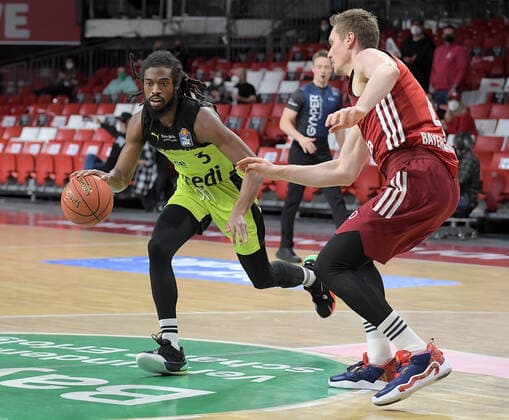 30.01.2022, xemx, Basketball BBL Bundesliga, FC Bayern Muenchen Basketball - medi Bayreuth emspor, v.l. Marcus Thornton (medi Bayreuth), Leon Radosevic (FC Bayern Basketball) Muenchen