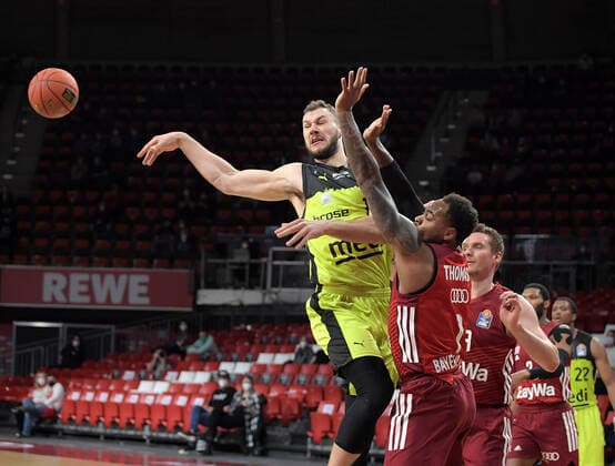 30.01.2022, xemx, Basketball BBL Bundesliga, FC Bayern Muenchen Basketball - medi Bayreuth emspor, v.l. Martynas Sajus (medi Bayreuth), Deshaun Thomas (FC Bayern Basketball) Muenchen