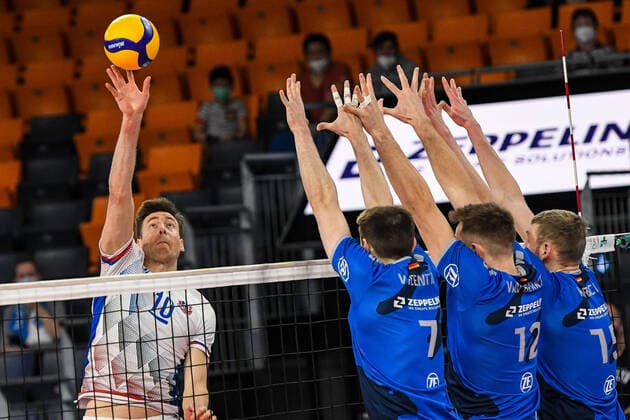 Bilder des Jahres 2022, Sport 01 Januar Sport Themen der Woche KW04 Sport Bilder des Tages GER, VBL, VfB Friedrichshafen vs United Volleys Frankfurt 30.01.2022, ratiopharm Arena, Neu-Ulm, GER, VBL, VfB Friedrichshafen vs United Volleys Frankfurt, im Bild Jochen Schöps Schoeps (Frankfurt, 10) versucht den Block mit Luciano Vicentin (Friedrichshafen, 7), Lucas van Berkel (Friedrichshafen, 12) und Simon Hirsch (Friedrichshafen, 15) zu bezwingen nordphotoxGmbHx xHafner nph00200