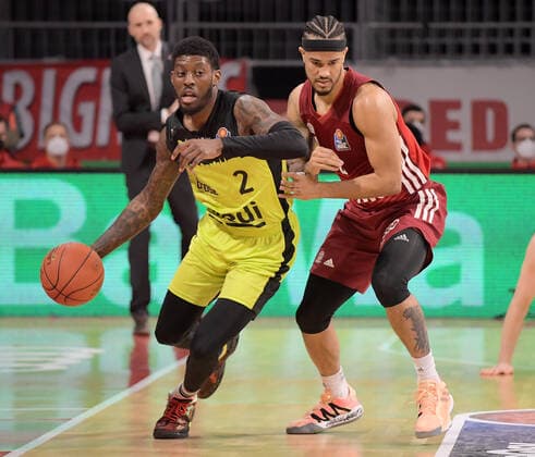 30.01.2022, xemx, Basketball BBL Bundesliga, FC Bayern Muenchen Basketball - medi Bayreuth emspor, v.l. Sacar Anim (medi Bayreuth), Nick Weiler-Babb (FC Bayern Basketball) Muenchen