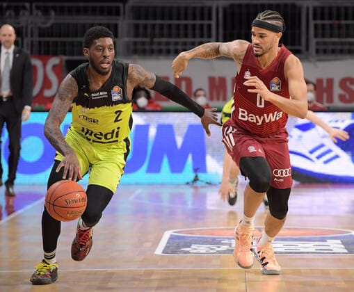30.01.2022, xemx, Basketball BBL Bundesliga, FC Bayern Muenchen Basketball - medi Bayreuth emspor, v.l. Sacar Anim (medi Bayreuth), Nick Weiler-Babb (FC Bayern Basketball) Muenchen