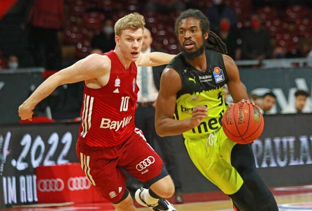 10 Ognjen Jaramaz (FCBB) rot, gegen 3 Marcus Thornton (Bayreuth) Basketball BBL FC Bayern München - Medi Bayreuth im Audi Dome am 30.01.2022 FOTO: Mladen Lackovic LakoPress