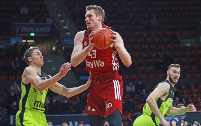 43 Leon Radosevic (FCBB) rot, gegen 21 Janari Joeesaar (Bayreuth) Basketball BBL FC Bayern München - Medi Bayreuth im Audi Dome am 30.01.2022 FOTO: Mladen Lackovic LakoPress