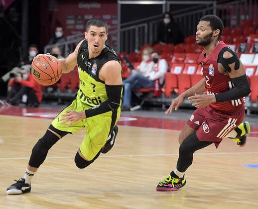 Sport Bilder des Tages 30.01.2022, xemx, Basketball BBL Bundesliga, FC Bayern Muenchen Basketball - medi Bayreuth emspor, v.l. Philip Jalalpoor (medi Bayreuth), Corey Walden (FC Bayern Basketball) Muenchen