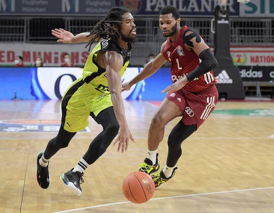 30.01.2022, xemx, Basketball BBL Bundesliga, FC Bayern Muenchen Basketball - medi Bayreuth emspor, v.l. Marcus Thornton (medi Bayreuth), Corey Walden (FC Bayern Basketball) Muenchen
