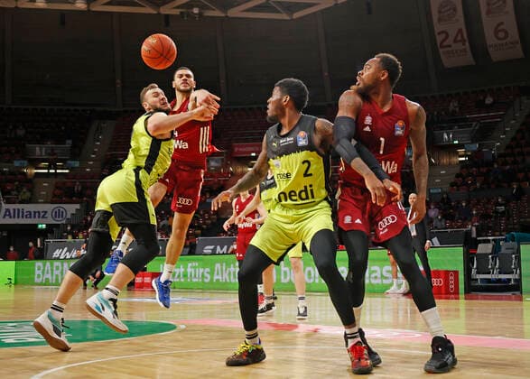 30.01.2022, Basketball, BBL FC Bayern Basketball vs Bayreuth, Audi Dome Muenchen, im Bild: Martynas Sajus (Bayreuth) vs Gavin Schilling (FCB Basketball), Sacar Anim (Bayreuth) vs Deshaun Thomas (FCB Basketball)