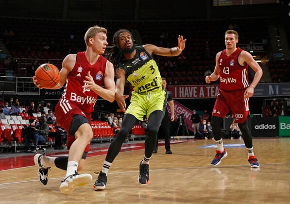 30.01.2022, Basketball, BBL FC Bayern Basketball vs Bayreuth, Audi Dome Muenchen, im Bild: Ognjen Jaramaz (FCB Basketball) vs Marcus Thornton (Bayreuth), Leon Radosevic (FCB Basketball)