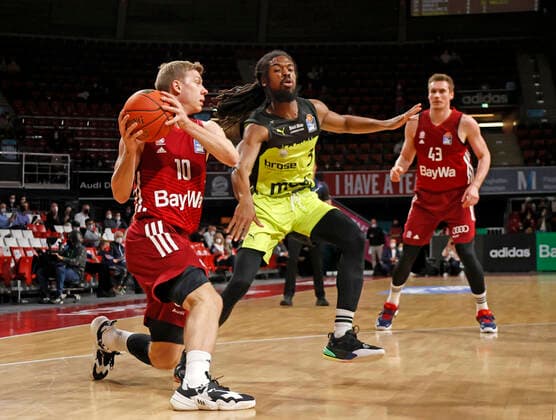 30.01.2022, Basketball, BBL FC Bayern Basketball vs Bayreuth, Audi Dome Muenchen, im Bild: Ognjen Jaramaz (FCB Basketball) vs Marcus Thornton (Bayreuth), Leon Radosevic (FCB Basketball)