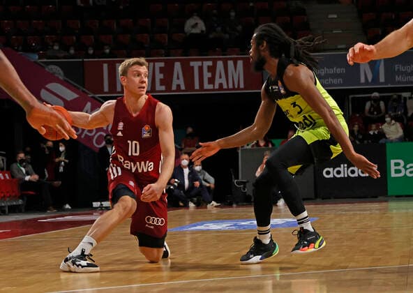 30.01.2022, Basketball, BBL FC Bayern Basketball vs Bayreuth, Audi Dome Muenchen, im Bild: Ognjen Jaramaz (FCB Basketball) vs Marcus Thornton (Bayreuth)