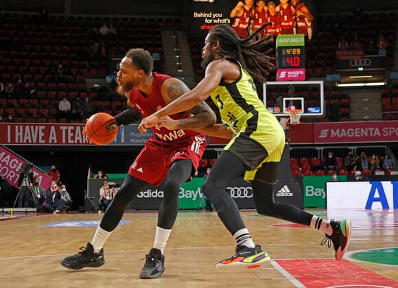 30.01.2022, Basketball, BBL FC Bayern Basketball vs Bayreuth, Audi Dome Muenchen, im Bild: Deshaun Thomas (FCB Basketball) vs Marcus Thornton (Bayreuth)