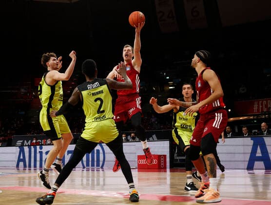 30.01.2022, Basketball, BBL FC Bayern Basketball vs Bayreuth, Audi Dome Muenchen, im Bild: Kay Bruhnke (Bayreuth), Sacar Anim (Bayreuth), Andreas Obst (FCB Basketball), Philip Jalalpoor (Bayreuth) und Nick Weiler-Babi (FCB Basketball)