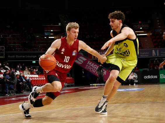 30.01.2022, Basketball, BBL FC Bayern Basketball vs Bayreuth, Audi Dome Muenchen, im Bild: Ognjen Jaramaz (FCB Basketball) vs Kay Bruhnke (Bayreuth)