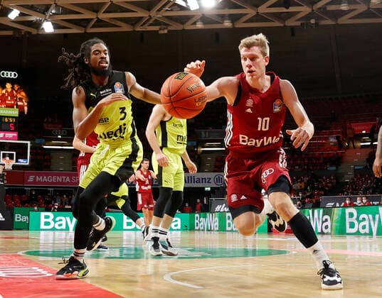 30.01.2022, Basketball, BBL FC Bayern Basketball vs Bayreuth, Audi Dome Muenchen, im Bild: Marcus Thornton (Bayreuth) vs Ognjen Jaramaz (FCB Basketball)