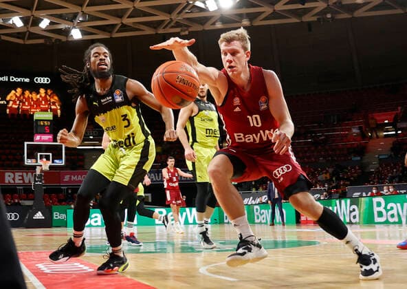 30.01.2022, Basketball, BBL FC Bayern Basketball vs Bayreuth, Audi Dome Muenchen, im Bild: Marcus Thornton (Bayreuth) vs Ognjen Jaramaz (FCB Basketball)