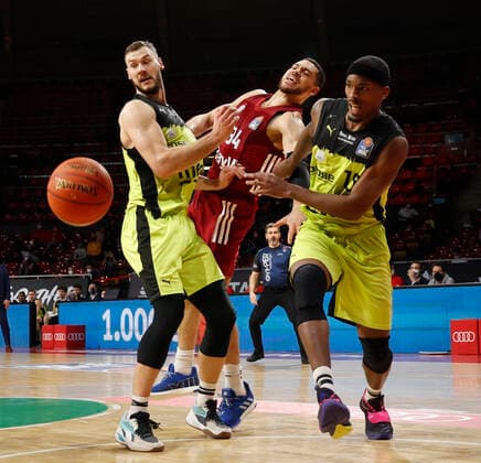 30.01.2022, Basketball, BBL FC Bayern Basketball vs Bayreuth, Audi Dome Muenchen, im Bild: Martynas Sajus (Bayreuth), Gavin Schilling (FCB Basketball) und Terry Allen (Bayreuth)